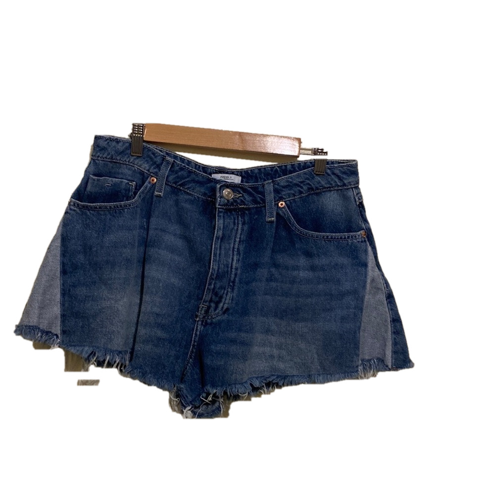 FOREVER 21    100% cotton blue denim shorts . Size 31. New